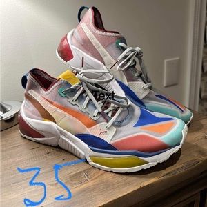 Puma shoes, barely used. Super condition.